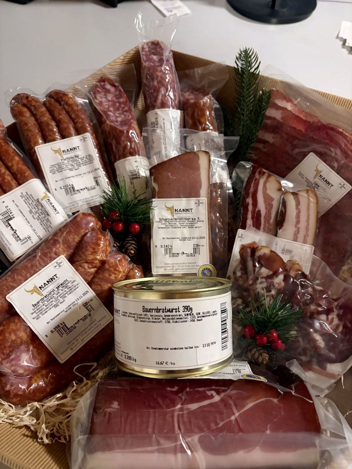 Geschenkkorb mit Schinken, Salami und Wurstspezialitäten