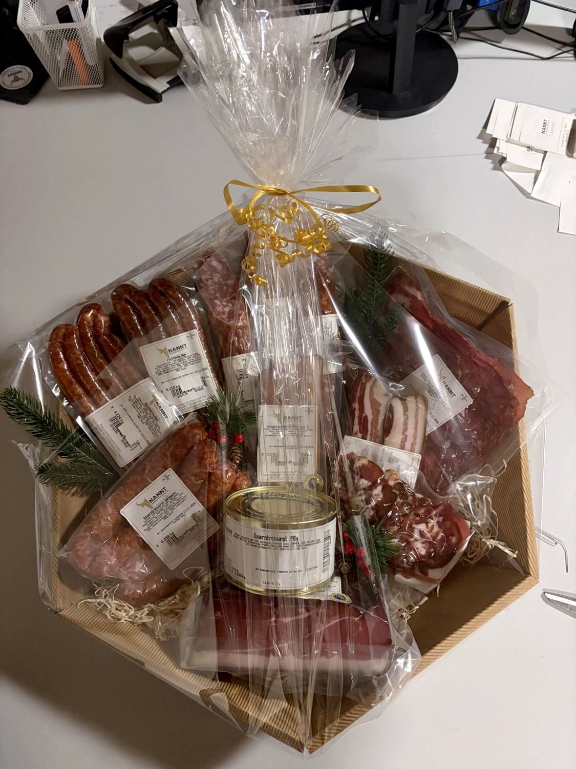 Fertig verpackter Geschenkkorb mit Schleife