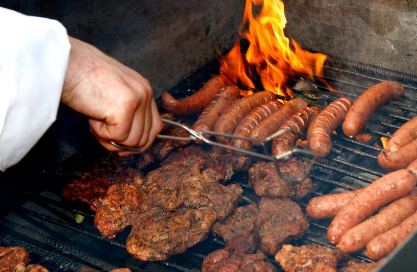 Grillfleisch und Würste auf dem Rost