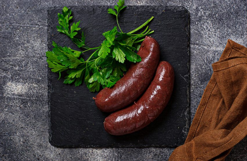 Schwarzwurst auf dunkler Platte