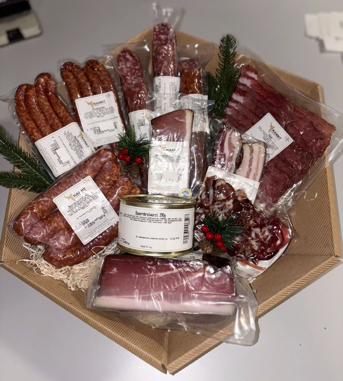 Reich gefülltes Paket mit Schinken, Salami und Hausmacher-Dose