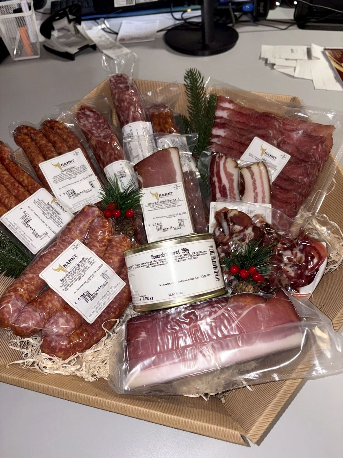Große Auswahl an Schinken, Salami und Wurstspezialitäten