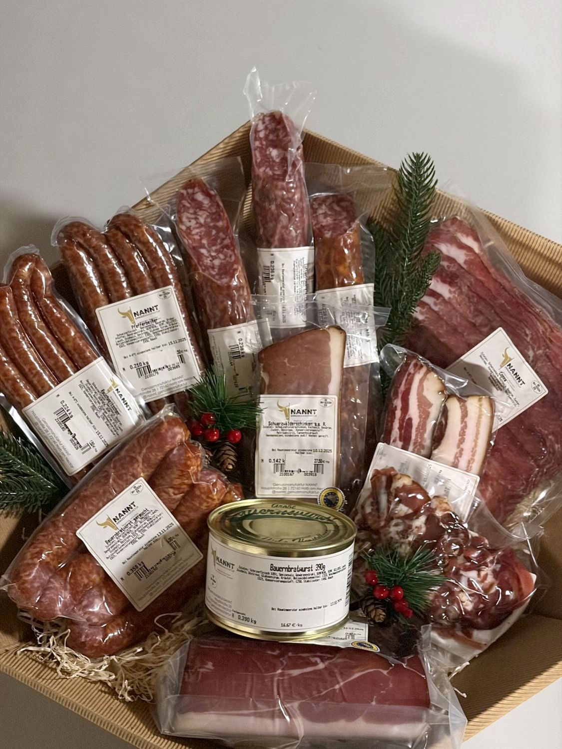 Zusammenstellung aus Schinken, Speck und Würsten