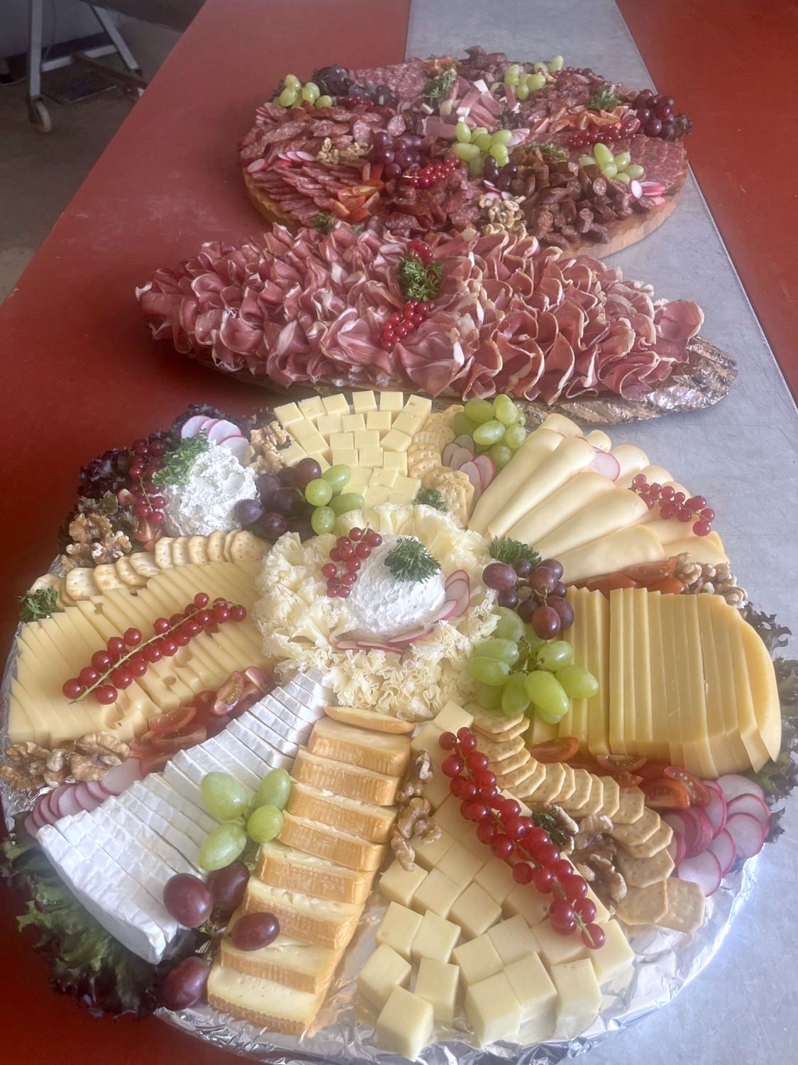 Angerichtete Vesper- und Käseplatte