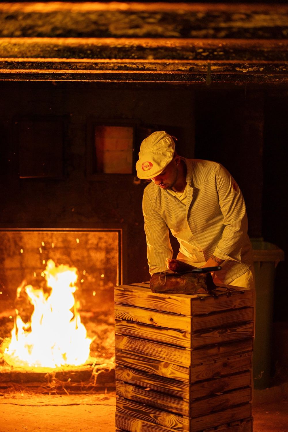 Offenes Feuer für den Kaltrauch vor dem Räucherofen