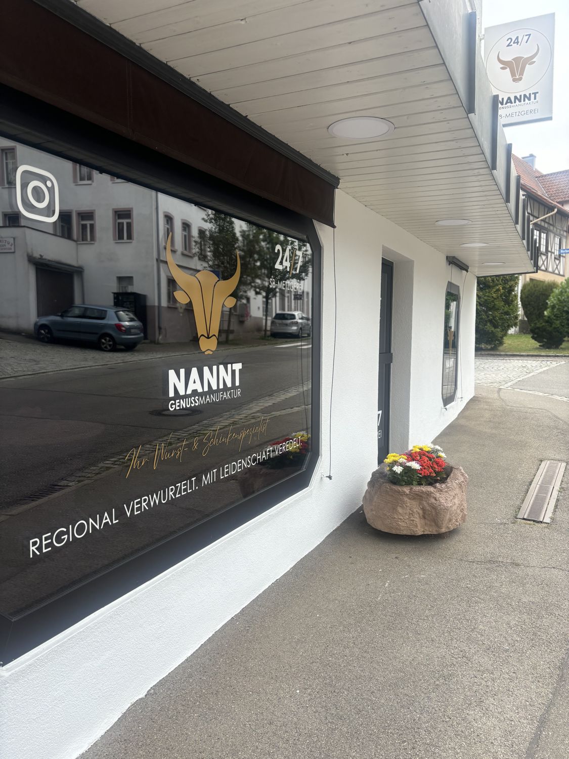 Außenansicht des SB-Ladens der Genussmanufaktur NANNT mit Schaufensterbeschriftung